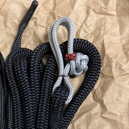 le Mousqueton de Corde Cordes & Galop est un mousqueton léger et flexible